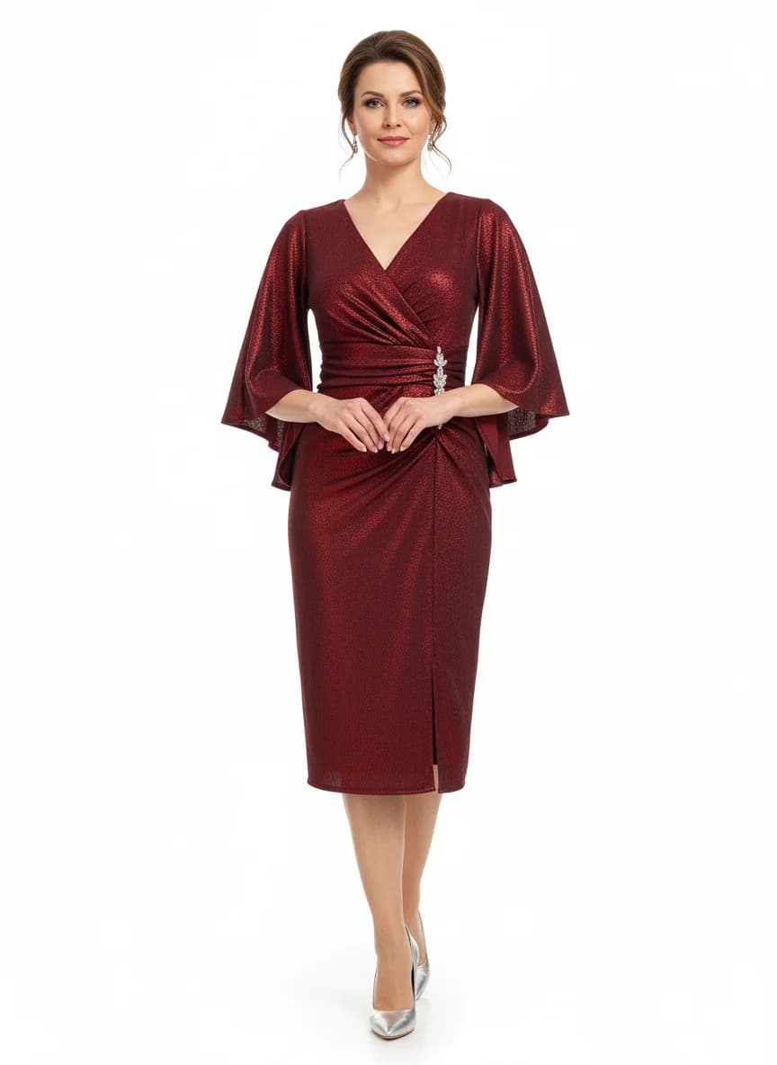 Rochie midi roșu-bordo cu sclipici fin, decolteu petrecut în V, mâneci clopot și drapaj cu broșă